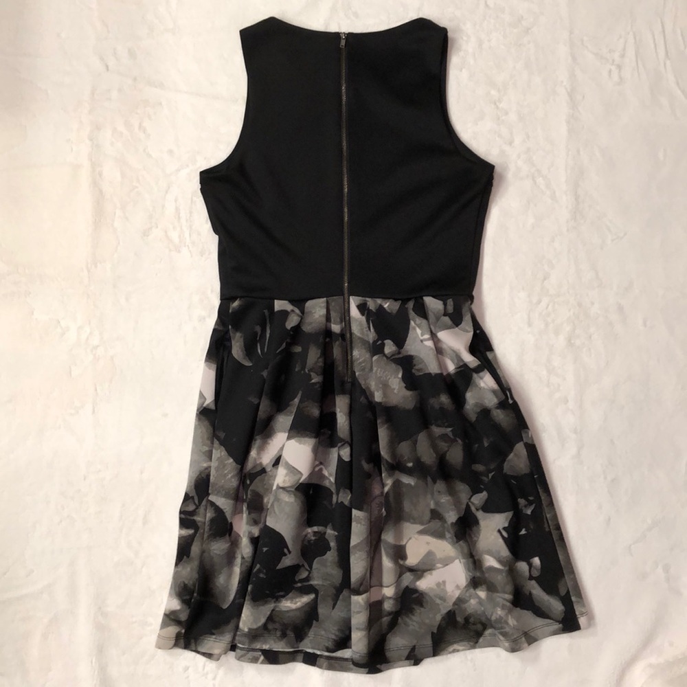 Sleeveless Knee-Length Dress - Picture 2 of 5